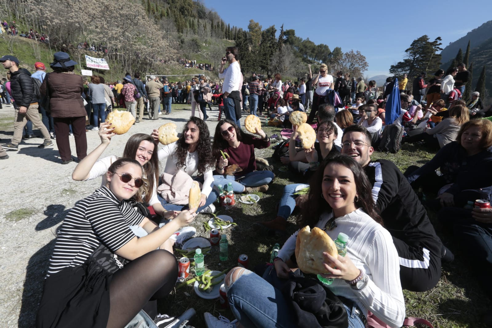 La ciudad festeja a su patrón entre salaíllas, habas y buen tiempo