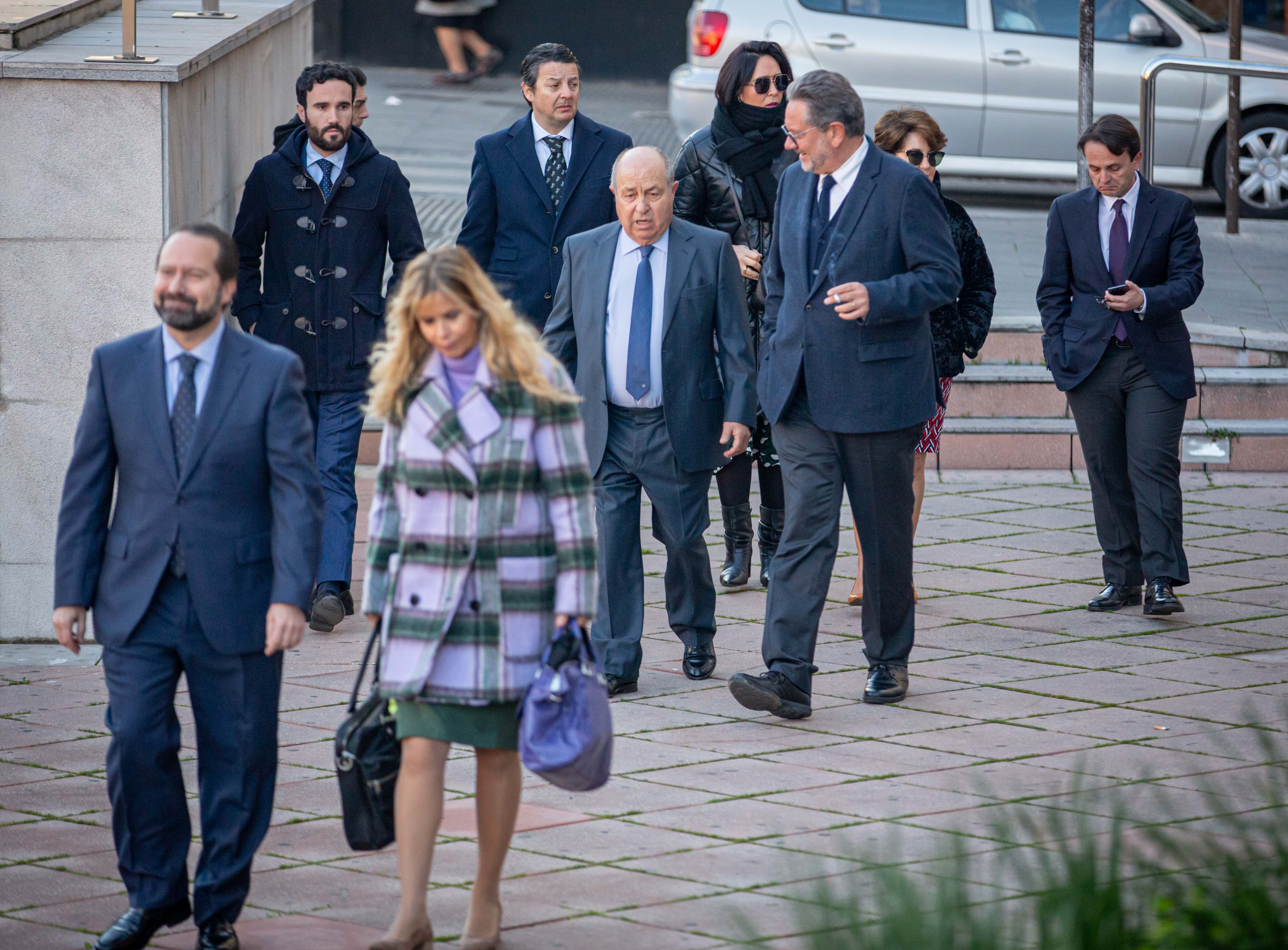 José Torres Hurtado, junto a varios de los concejales de su etapa en el gobierno municipal, a su llegada a La Caleta