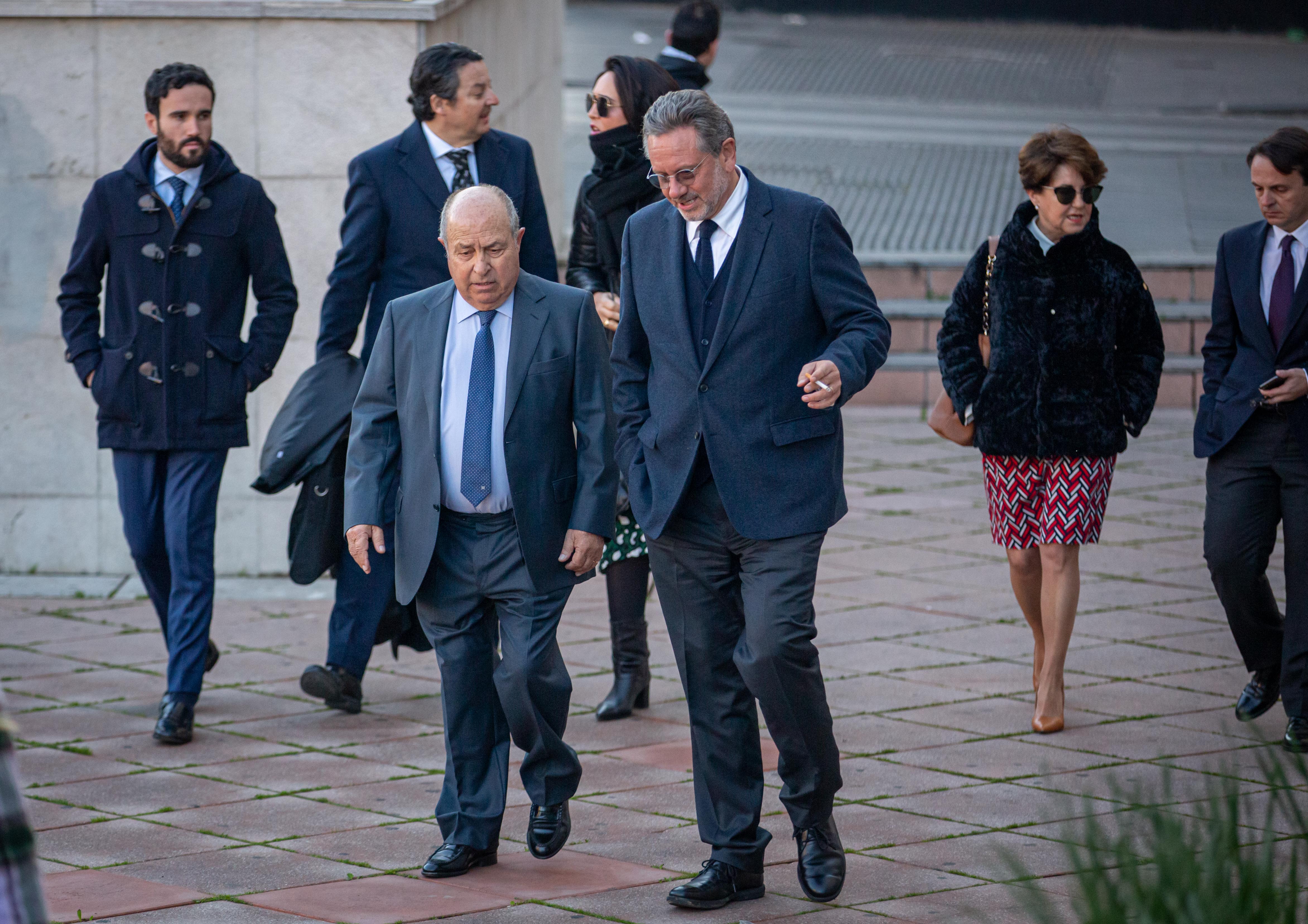 José Torres Hurtado, junto a varios de los concejales de su etapa en el gobierno municipal, a su llegada a La Caleta