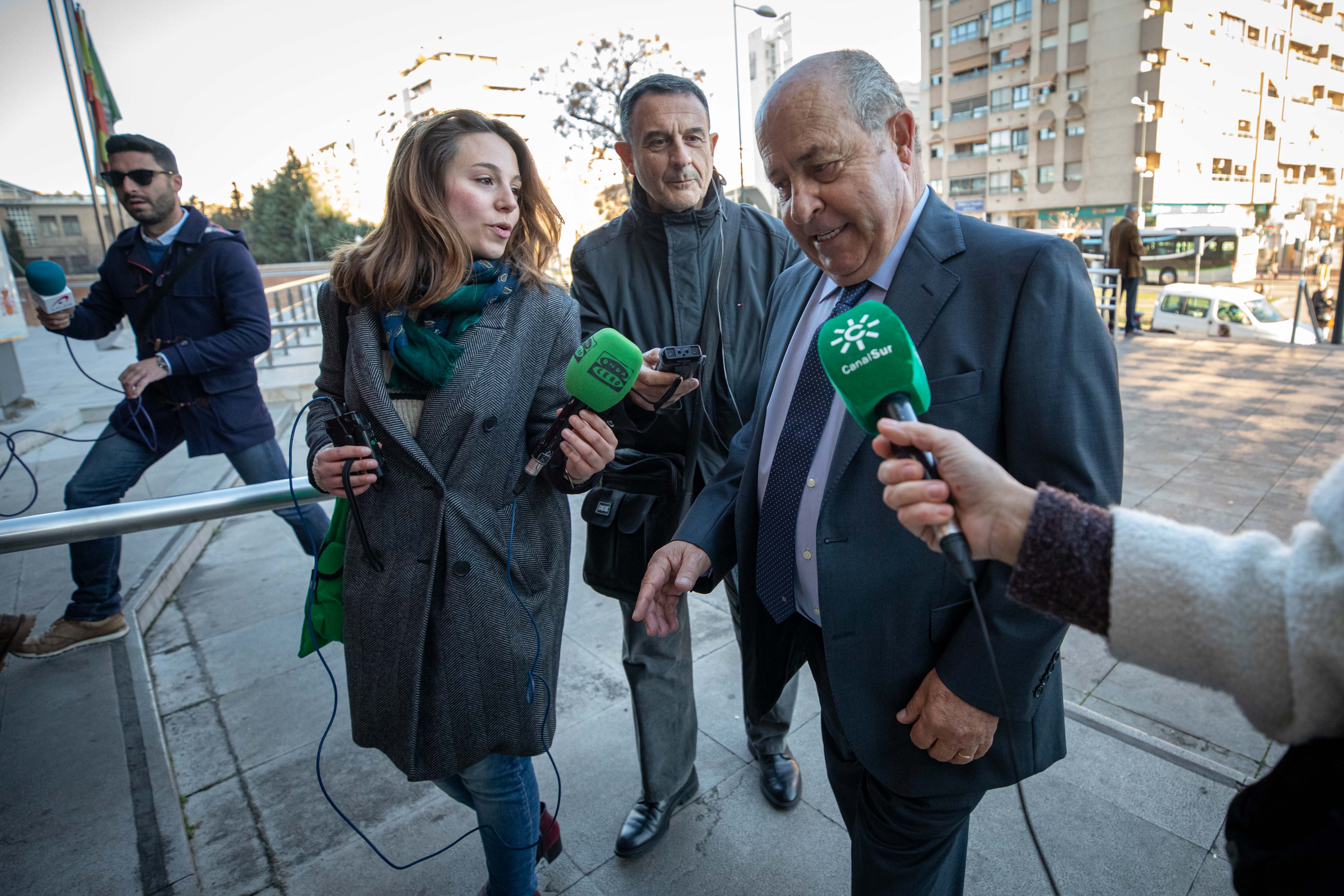 José Torres Hurtado, junto a varios de los concejales de su etapa en el gobierno municipal, a su llegada a La Caleta