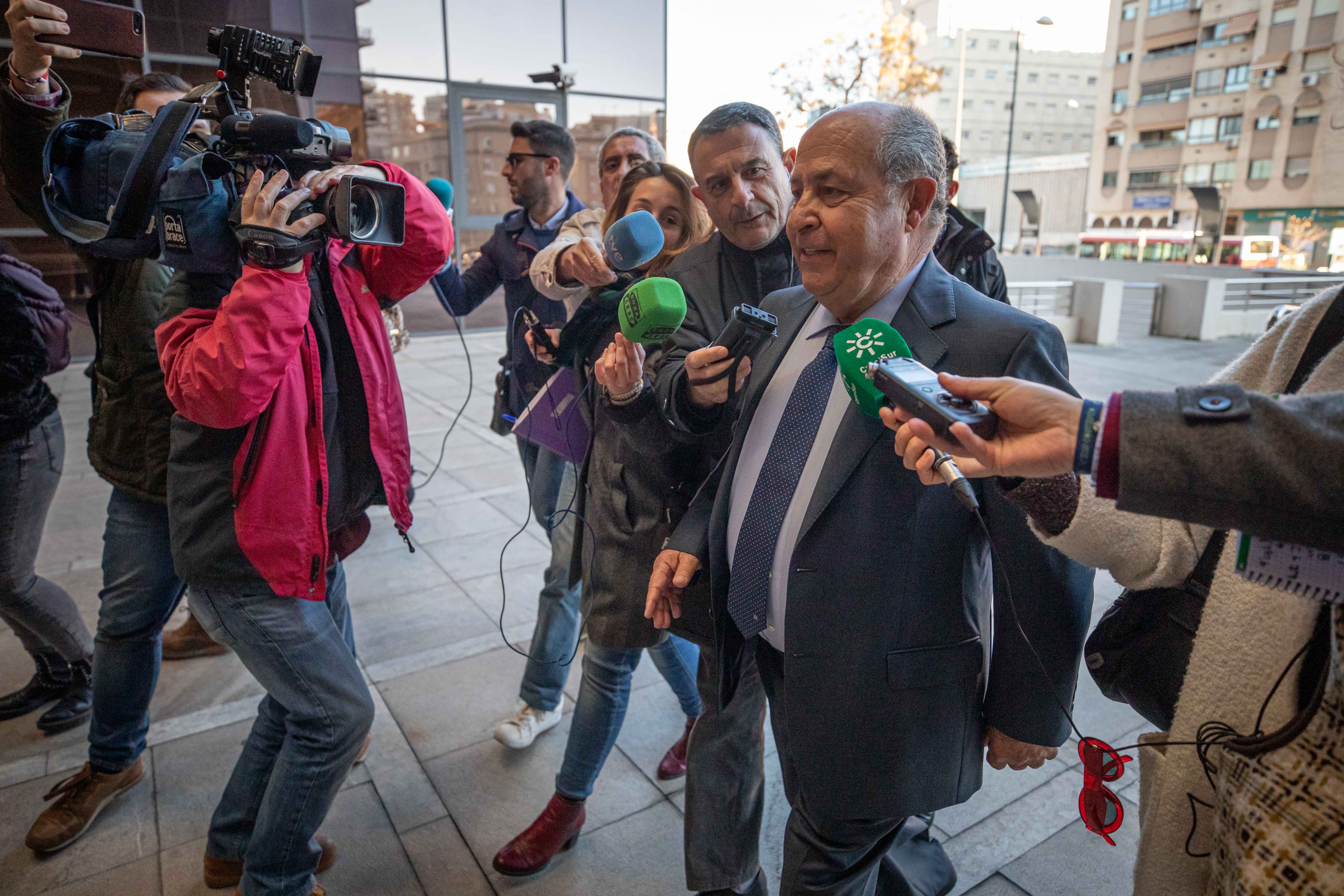 José Torres Hurtado, junto a varios de los concejales de su etapa en el gobierno municipal, a su llegada a La Caleta