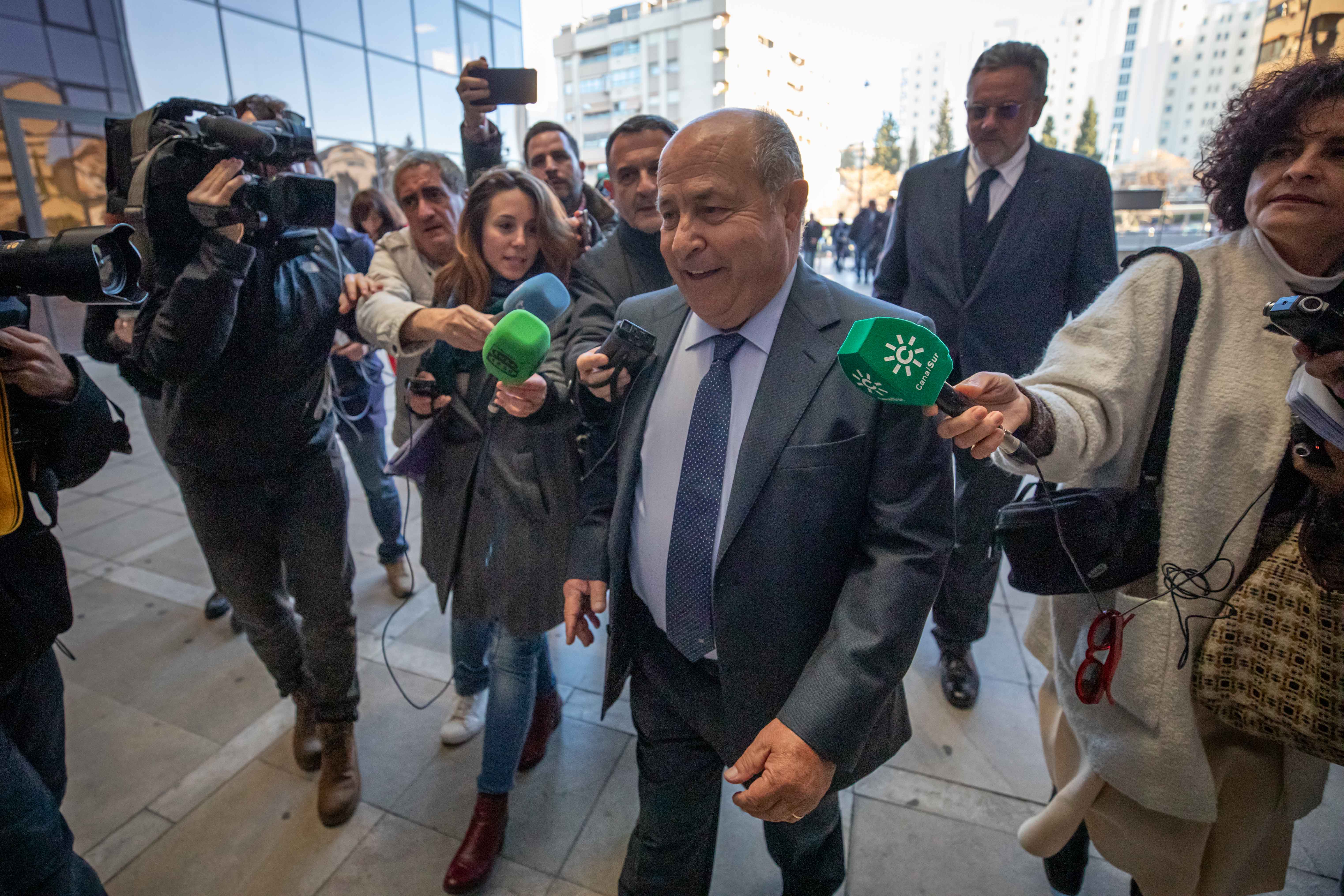 José Torres Hurtado, junto a varios de los concejales de su etapa en el gobierno municipal, a su llegada a La Caleta