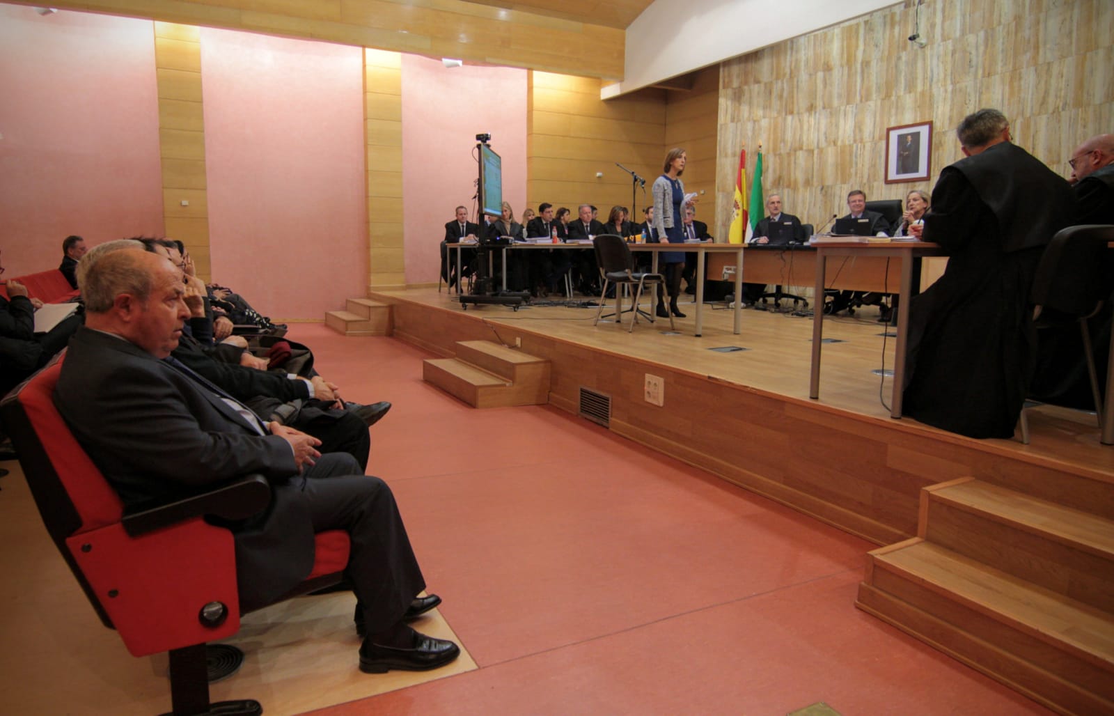 José Torres Hurtado, junto a varios de los concejales de su etapa en el gobierno municipal, a su llegada a La Caleta