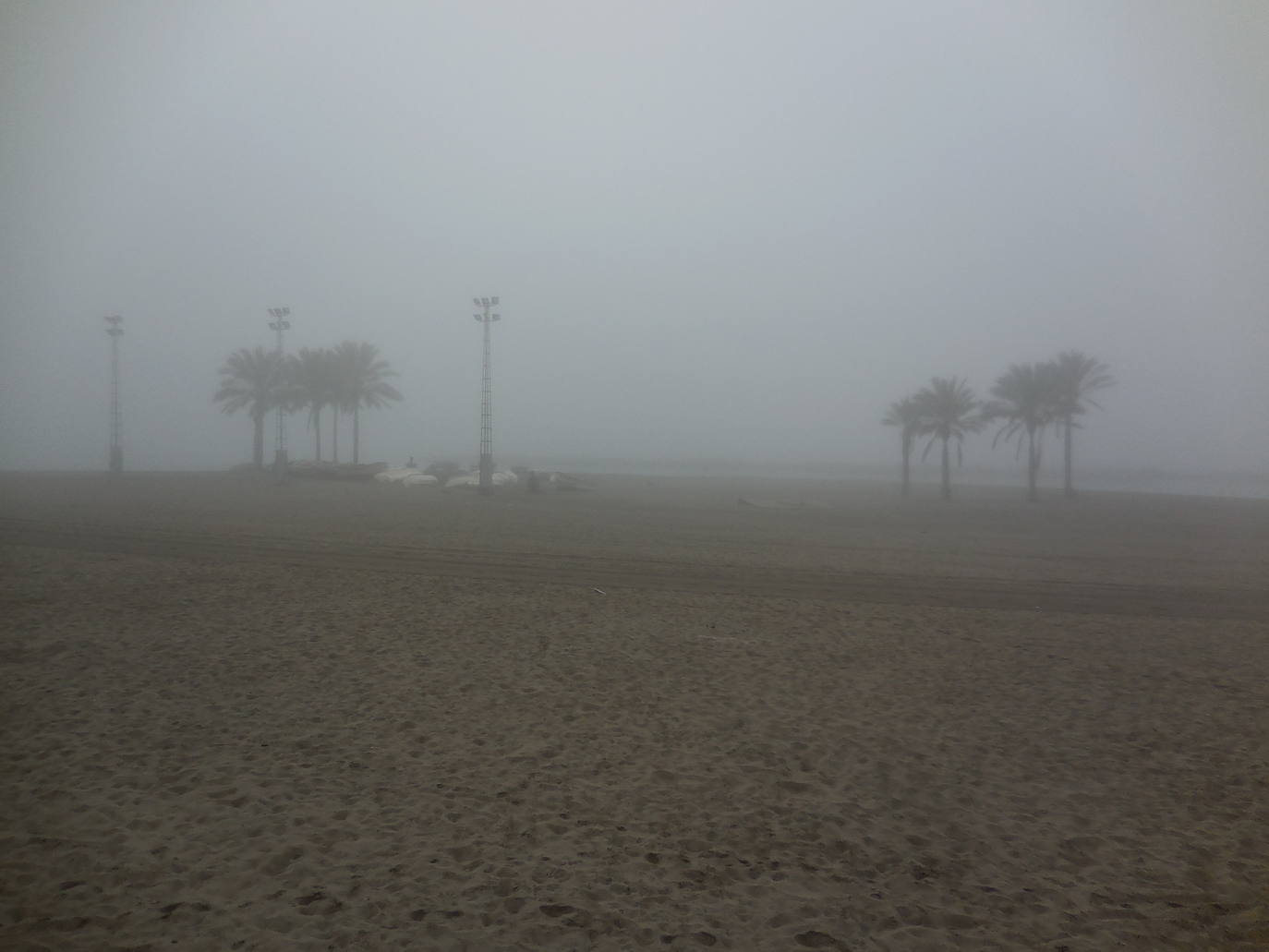 La niebla ha convertido a Almería en una ciudad fantasma y húmeda y ha dejado algunas imágenes como las proporcionadas por Rocío García Muñoz, espectaculares. 