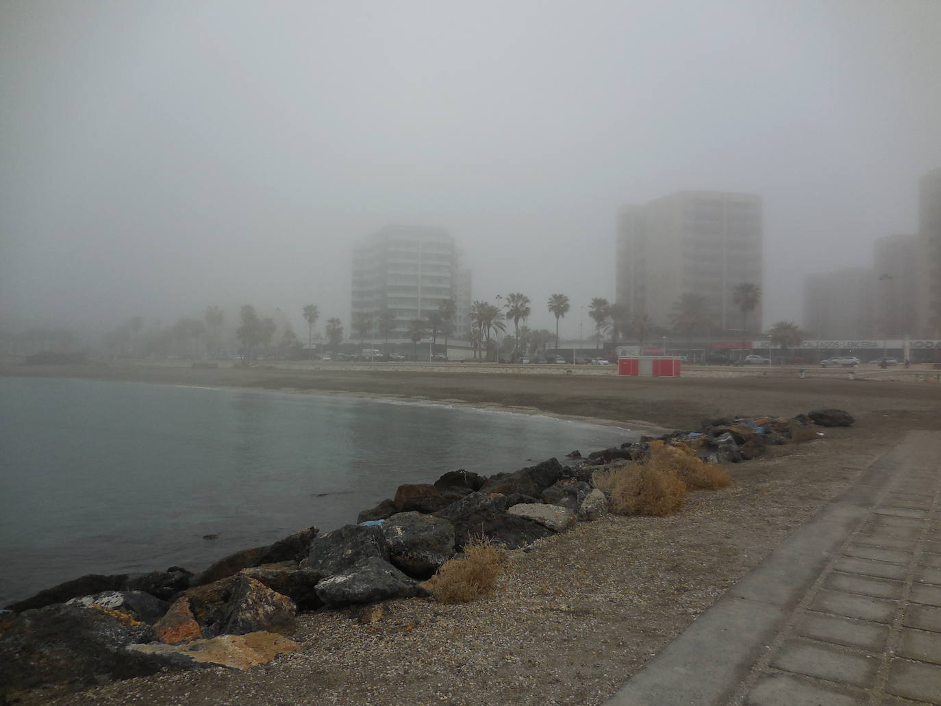 La niebla ha convertido a Almería en una ciudad fantasma y húmeda y ha dejado algunas imágenes como las proporcionadas por Rocío García Muñoz, espectaculares. 