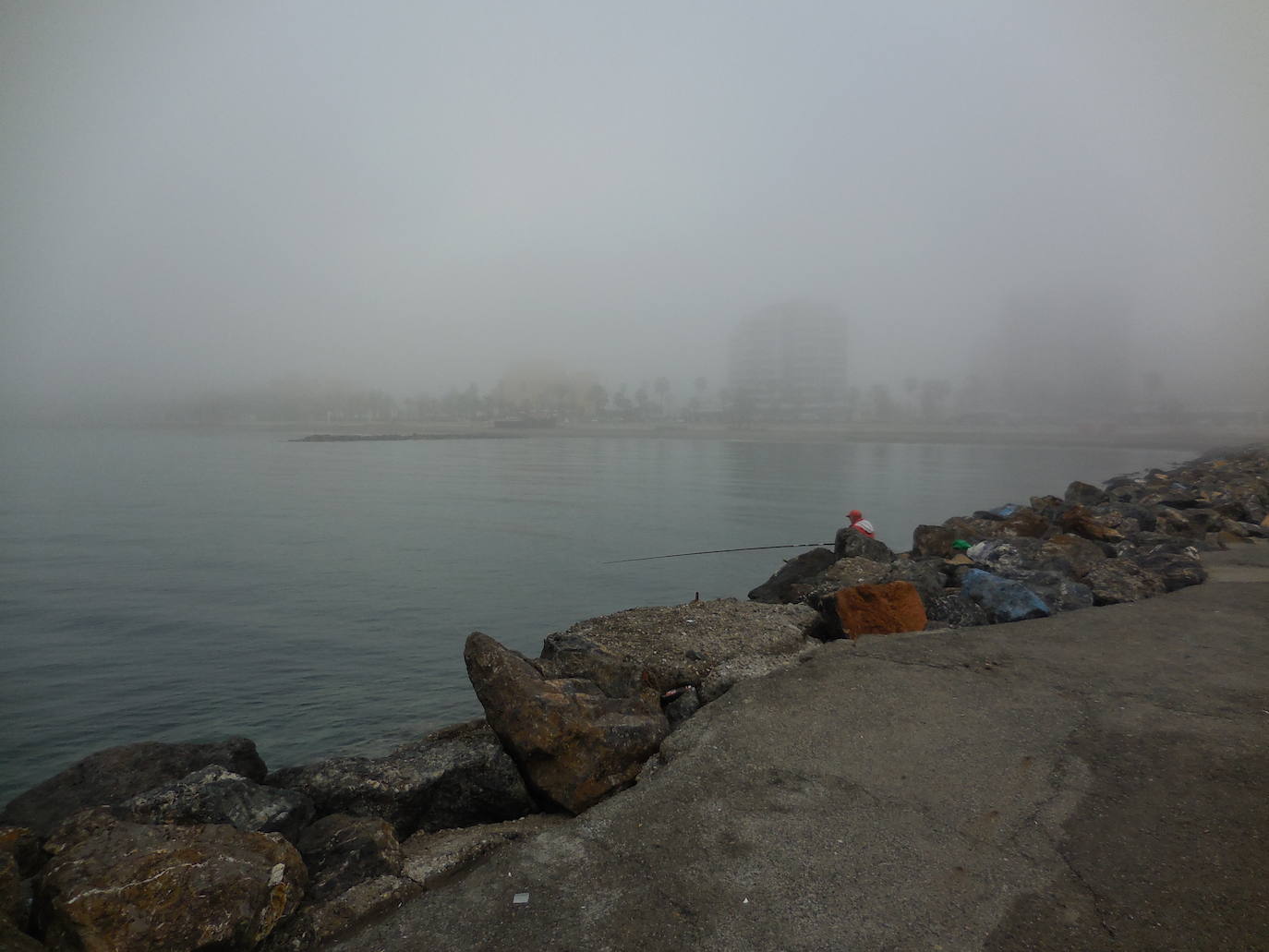 La niebla ha convertido a Almería en una ciudad fantasma y húmeda y ha dejado algunas imágenes como las proporcionadas por Rocío García Muñoz, espectaculares. 