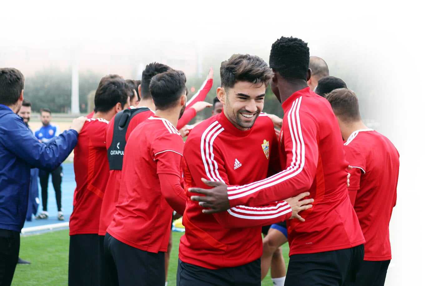 La plantilla de la UDAlmería pudo dar la bienvenida a las nuevas incorporaciones comoEnzo Zidane durante el entrenamiento de ayer. 