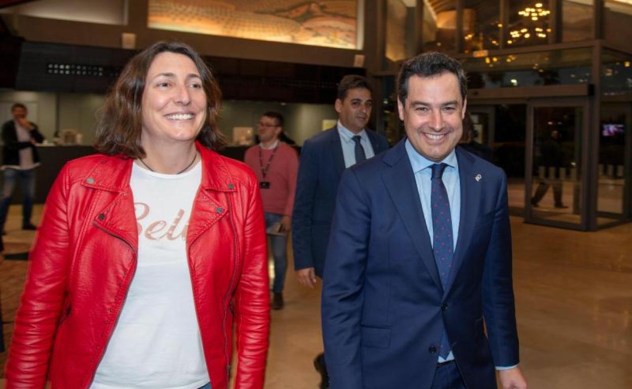 Juanma Moreno acompañado por la secretaria general del PP andaluz Loles López a su llegada a la reunión del Comité Ejecutivo Autonómico del PP Andaluz, este lunes. 