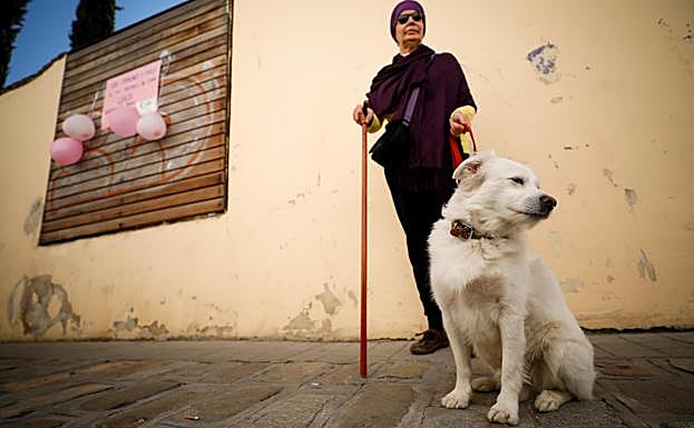 Mari Carmen y su perro. 