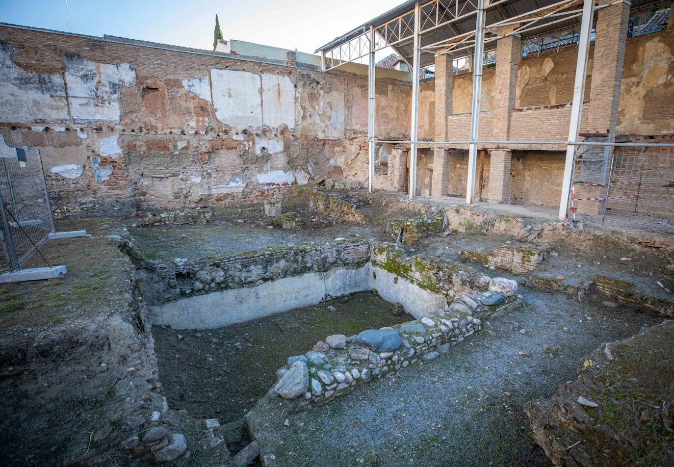 Su estratégico enclave, a los pies de la Alhambra, constituye un factor importante por las posibilidades que ofrece para completar y diversificar la oferta cultural y turística del área declarada Patrimonio Mundial por la Unesco