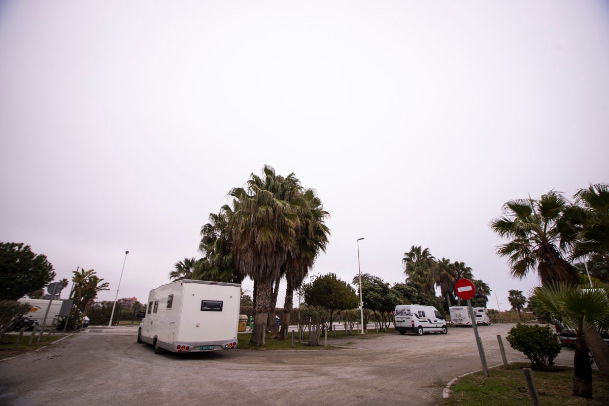 El Ayuntamiento confía en que antes de Semana Santa se ponga en marcha esta nueva regulación con la que se evitará que estos vehículos estacionen de forma casi permanente en el litoral motrileño