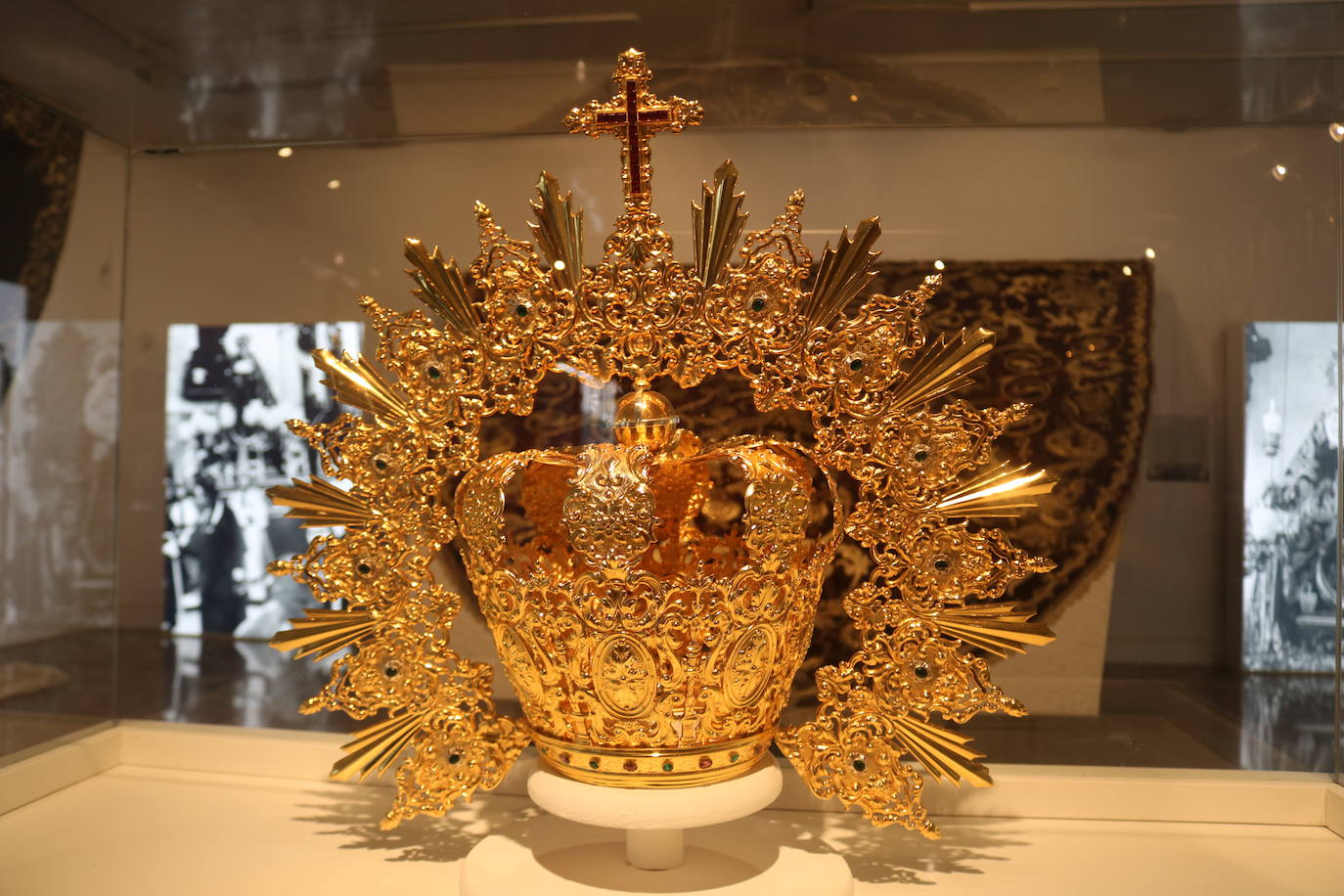 Este año, la Hermandad del Santísimo Cristo de la Expiración celebra el XXV aniversario de la bendición de la imagen de María Santísima de las Siete Palabras, y con motivo de esta celebración han instalado una exposición que puede visitarse en el Museo Provincial