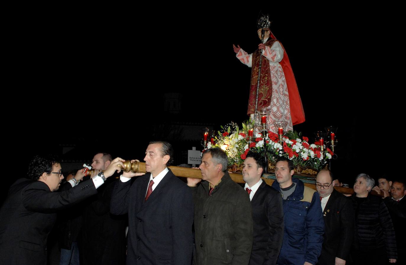 La misa solemne fue concelebrada por nueve sacerdotes. Blas Jesús, como en años anteriores, repartió gratuitamente 6.000 lazos rojos bendecidos y pasados por la imagen de San Blas