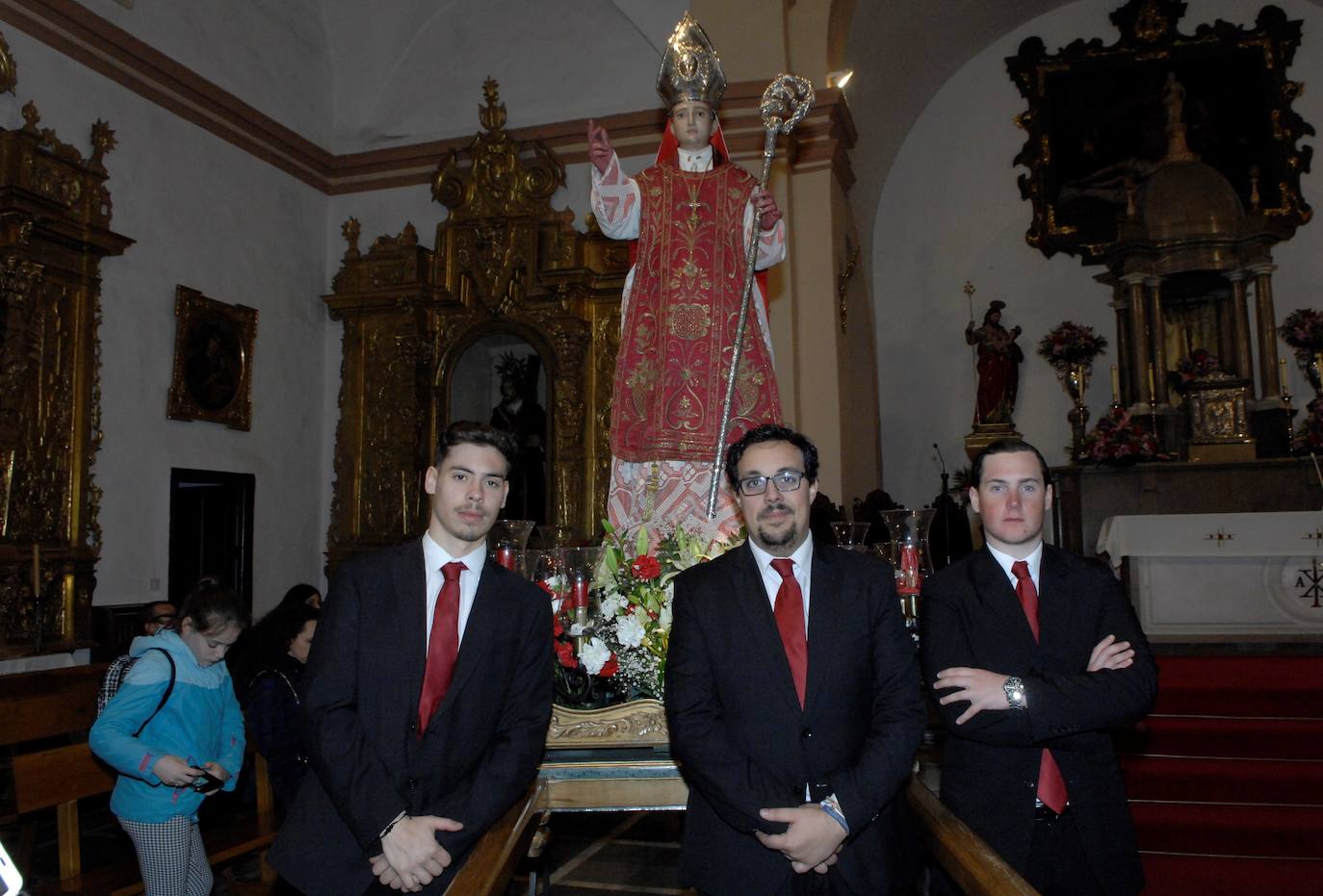La misa solemne fue concelebrada por nueve sacerdotes. Blas Jesús, como en años anteriores, repartió gratuitamente 6.000 lazos rojos bendecidos y pasados por la imagen de San Blas