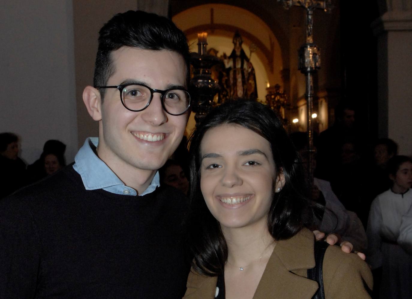 La misa solemne fue concelebrada por nueve sacerdotes. Blas Jesús, como en años anteriores, repartió gratuitamente 6.000 lazos rojos bendecidos y pasados por la imagen de San Blas