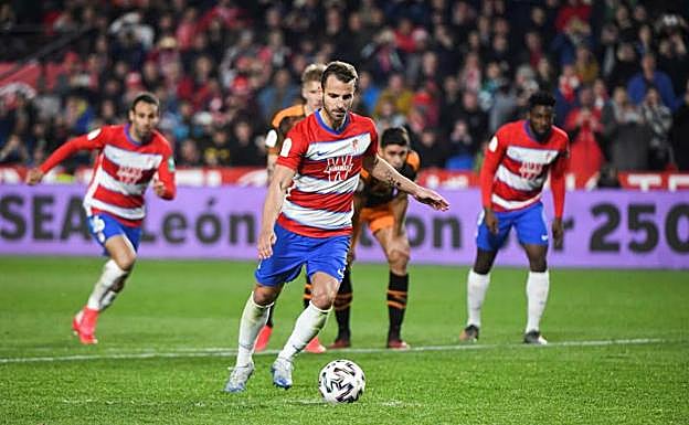 Roberto Soldado se dispone a golpear el balón desde el punto de penalti que supuso el segundo gol. 