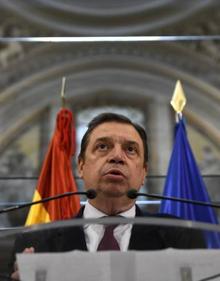 Imagen secundaria 2 - Arriba, Cristóbal Cano (UPA); abajo, Pedro Barato de Asaja saluda a Planas, y a la derecha el ministro en su comparecencia. EFE y TWITTER ASAJA