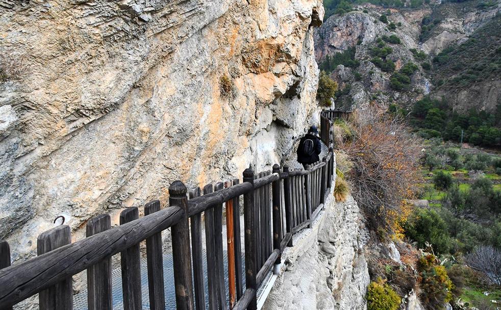 El sendero recuperó las antiguas sendas en la pared del tajo sobre el río 