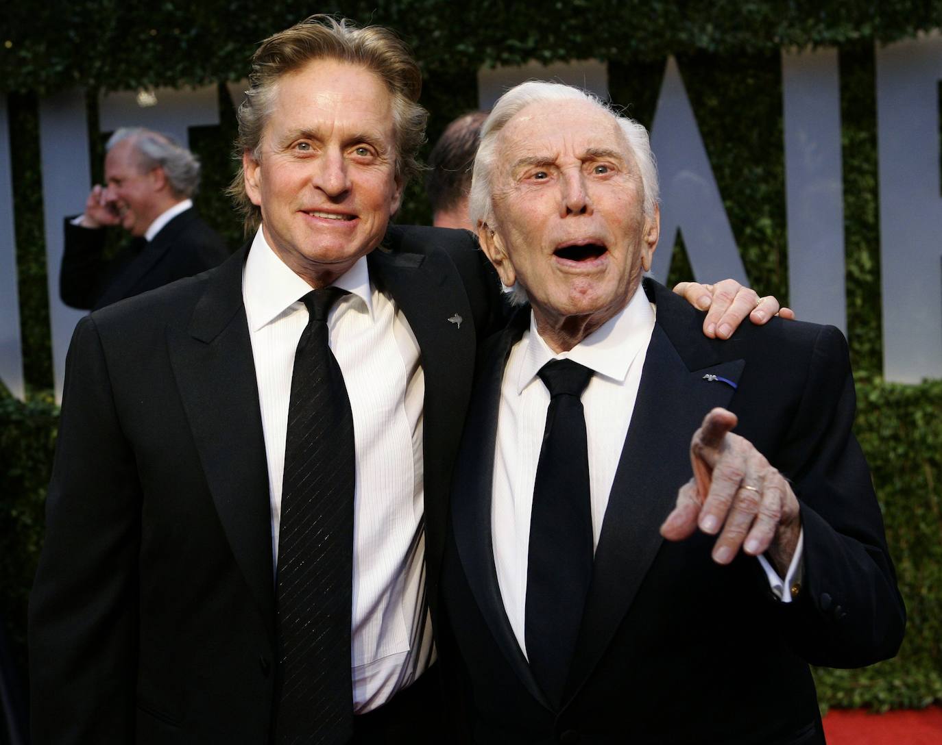 Kirk Douglas junto a su hijo Michael Douglas.