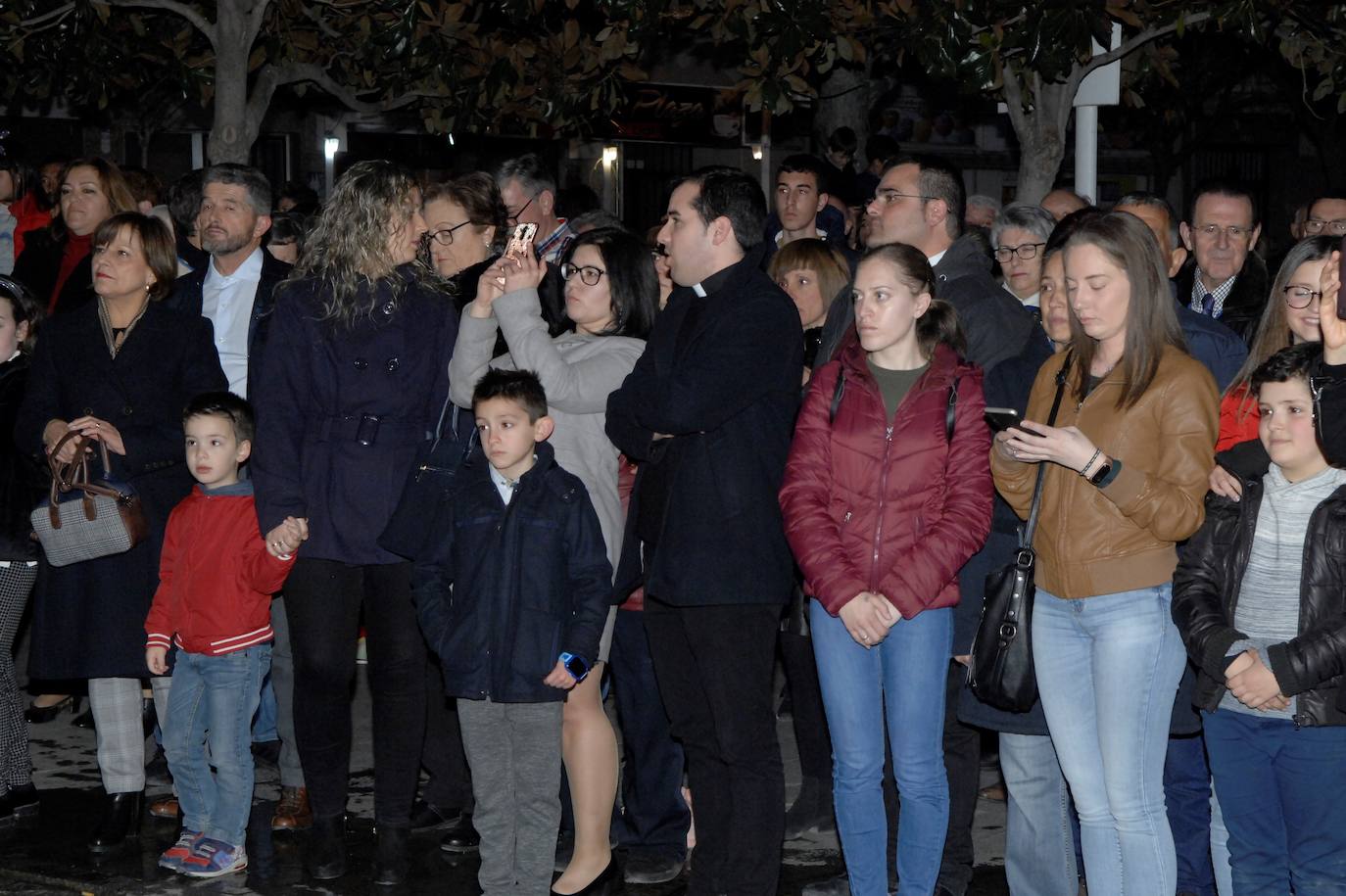 Miles de lazos rojos bendecidos por el sacerdote fueron repartidos en las fiestas de San Blas de Dúrcal 