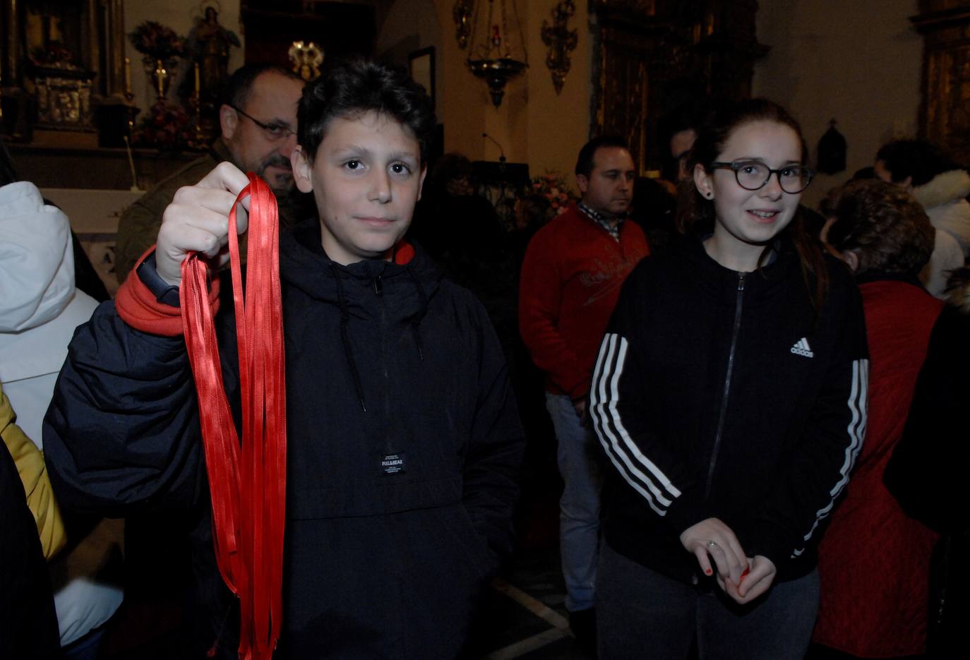 Miles de lazos rojos bendecidos por el sacerdote fueron repartidos en las fiestas de San Blas de Dúrcal 