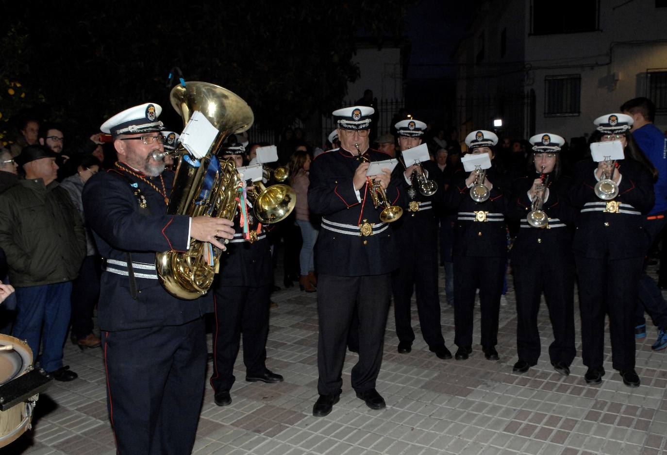 Miles de lazos rojos bendecidos por el sacerdote fueron repartidos en las fiestas de San Blas de Dúrcal 