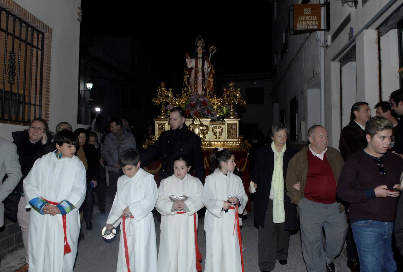 Miles de lazos rojos bendecidos por el sacerdote fueron repartidos en las fiestas de San Blas de Dúrcal 