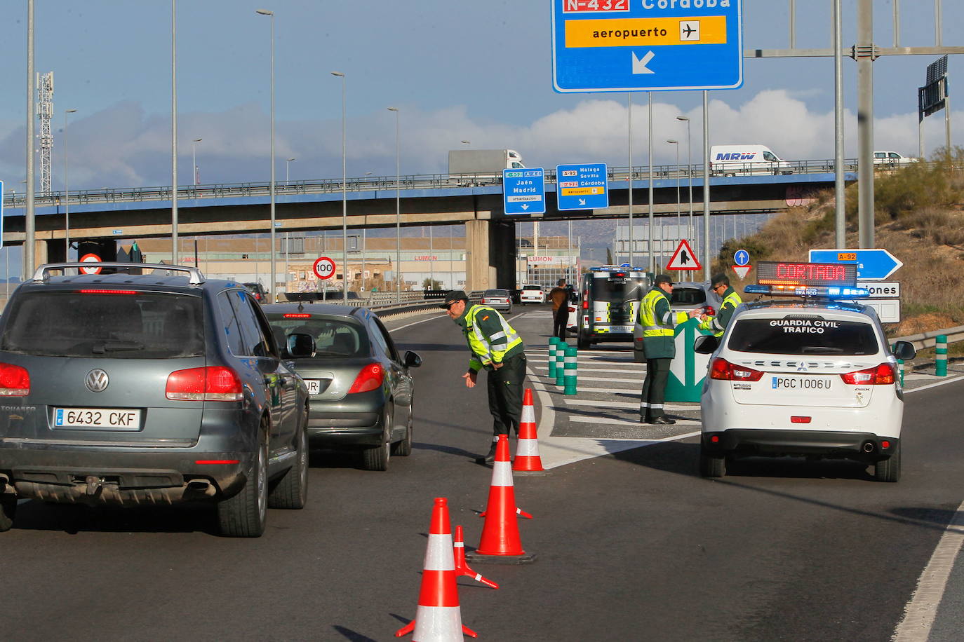 Agentes de la Guardia Civil avisando del corte de la A-92. 