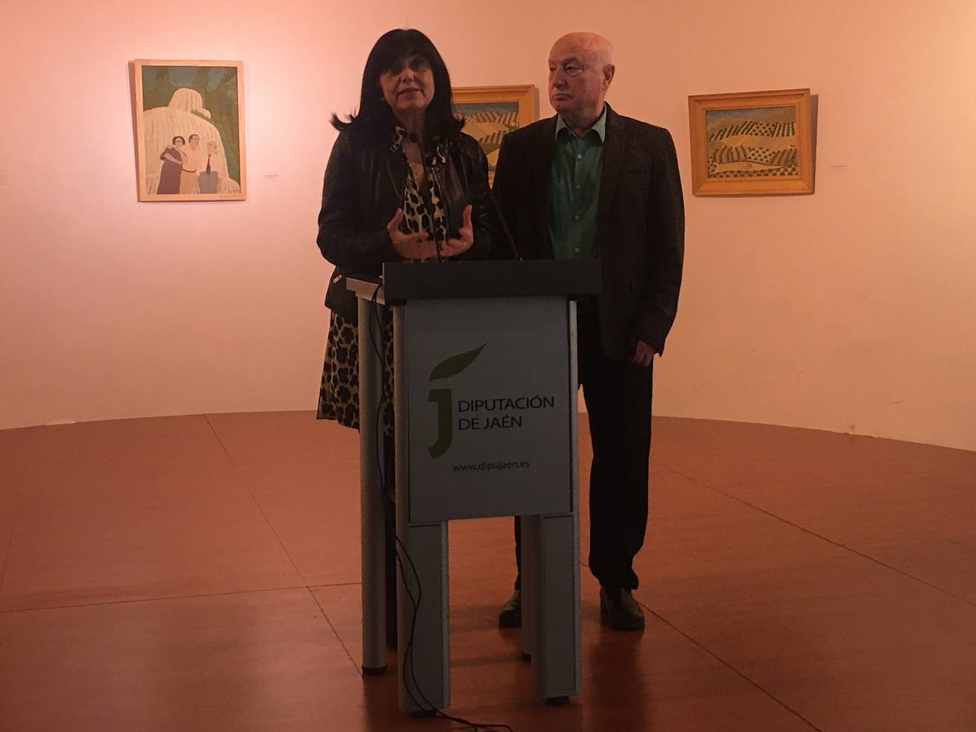 Francisca Medina y Jesús Moral, en la inauguración de la muestra pictórica. 
