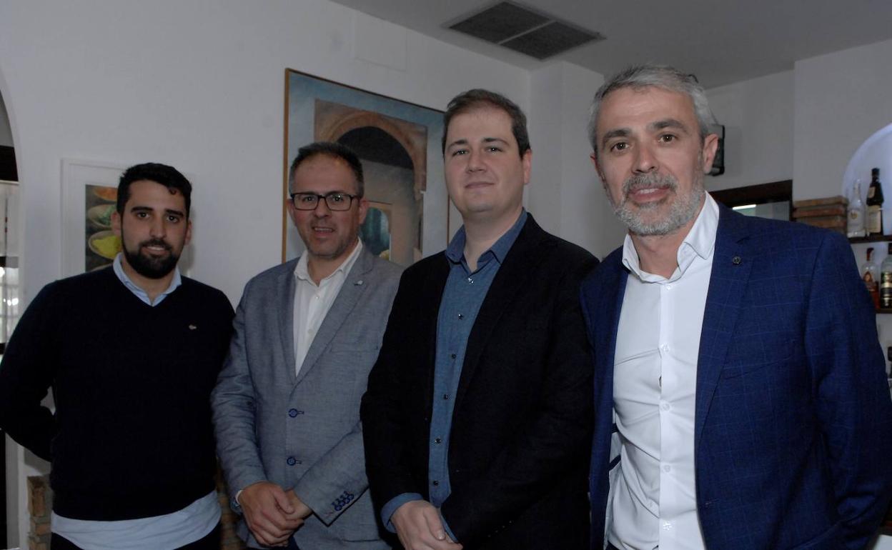 Juan Ricardo Mira, segundo por la derecha, en el día de su homenaje