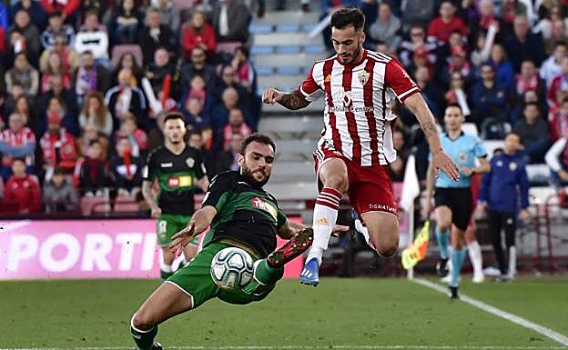 Lazo en una jugada espectacular en la que intenta irse de su defensor. 