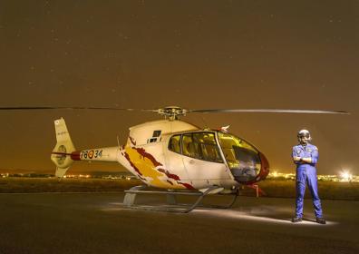 Imagen secundaria 1 - Arriba, escena para la promoción del musical 'Bernarda Alba'. Abajo, toma con piloto y helicóptero, y personaje en casa abandonada.