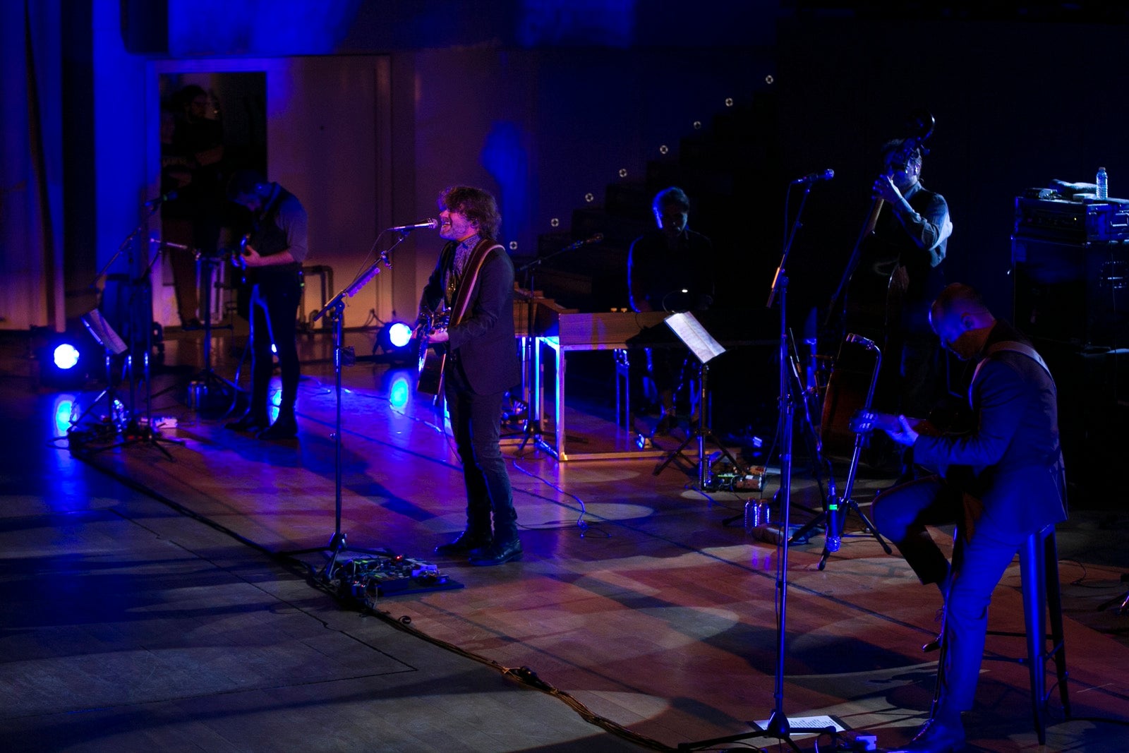 El artista madrileño cantó en el Falla las canciones basadas en los versos de García Montero.