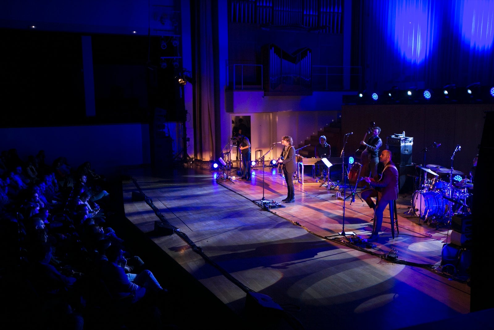El artista madrileño cantó en el Falla las canciones basadas en los versos de García Montero.
