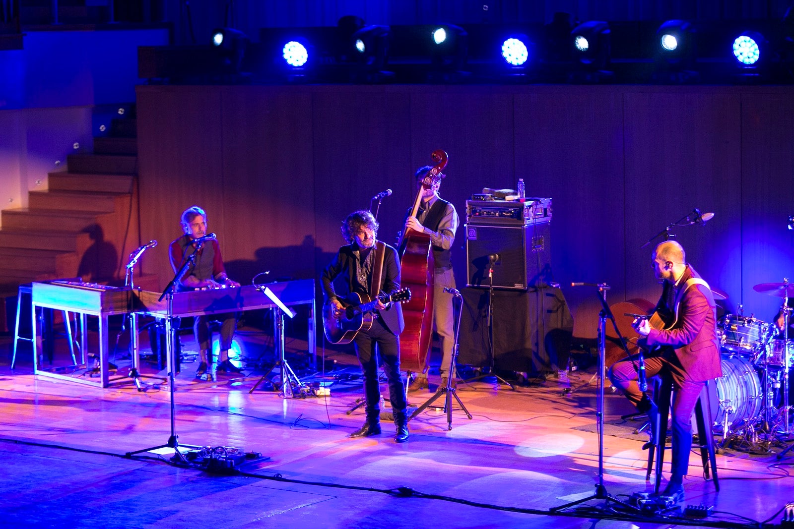 El artista madrileño cantó en el Falla las canciones basadas en los versos de García Montero.