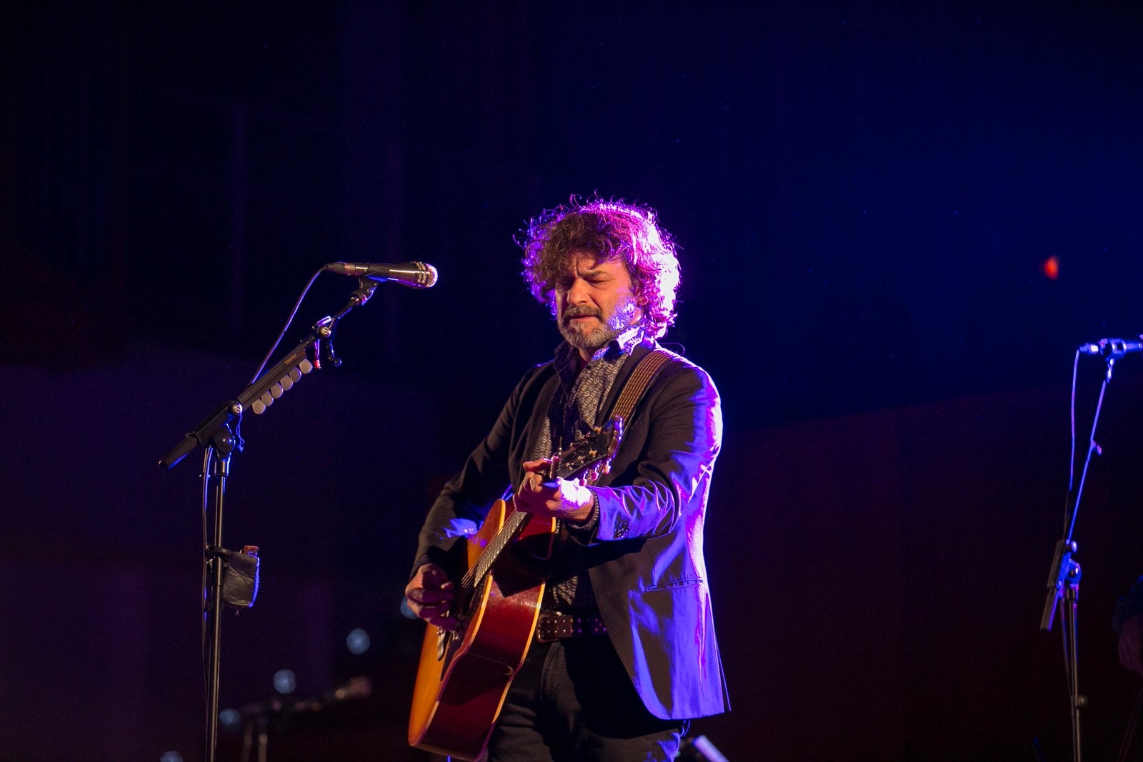 El artista madrileño cantó en el Falla las canciones basadas en los versos de García Montero.