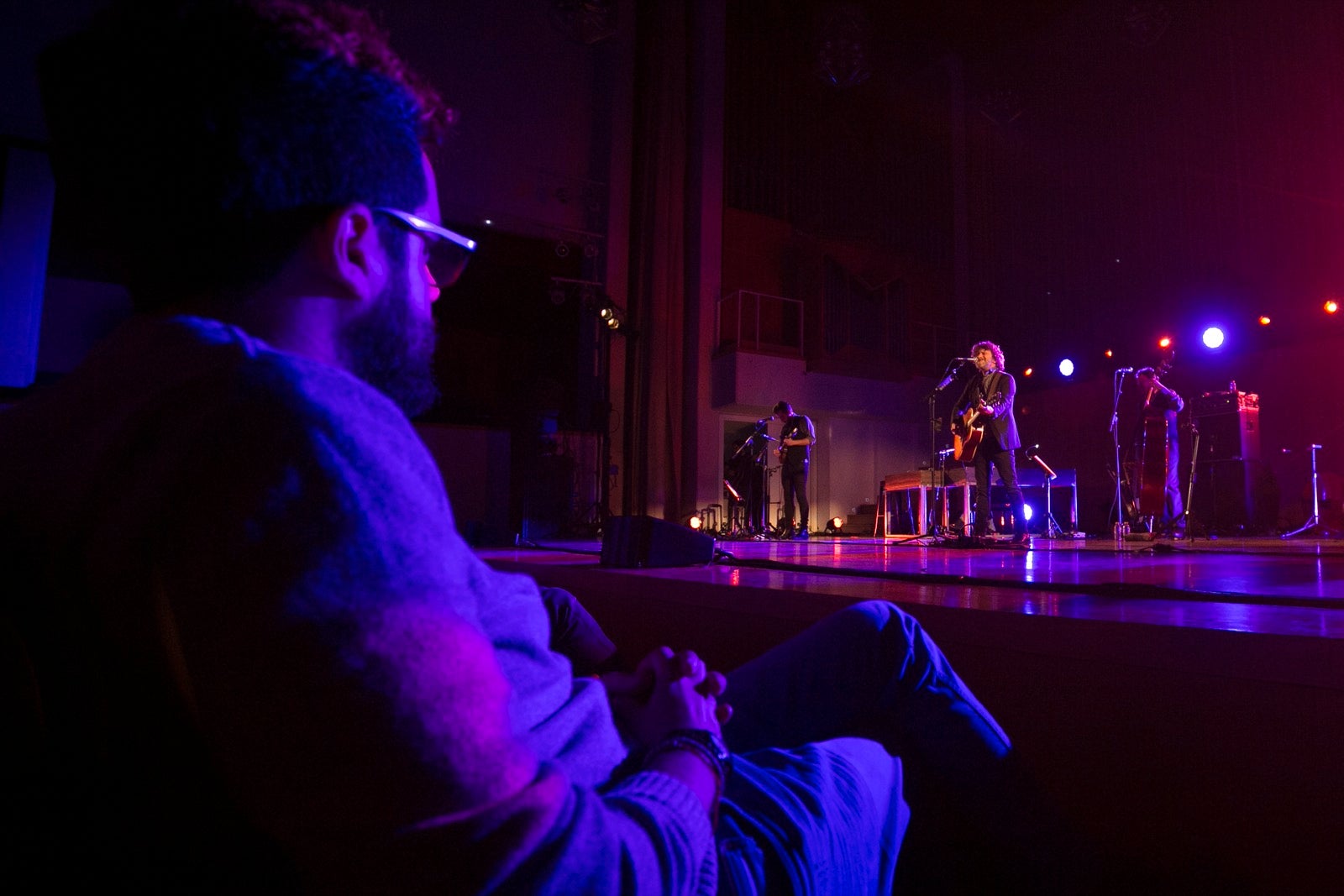 El artista madrileño cantó en el Falla las canciones basadas en los versos de García Montero.