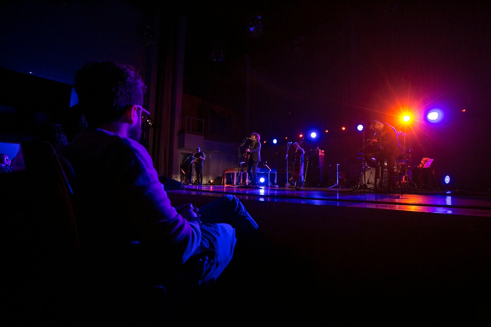 El artista madrileño cantó en el Falla las canciones basadas en los versos de García Montero.