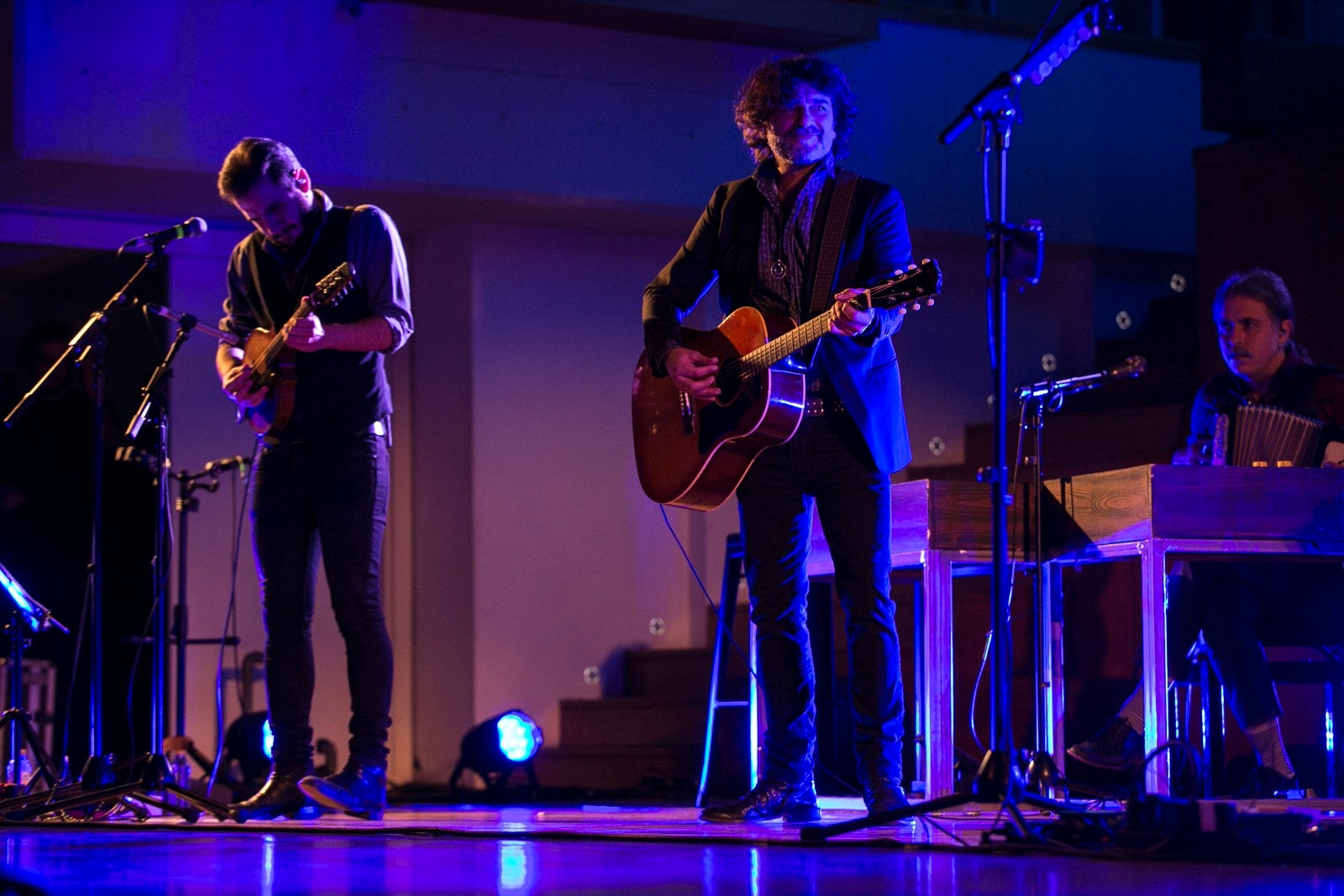 El artista madrileño cantó en el Falla las canciones basadas en los versos de García Montero.