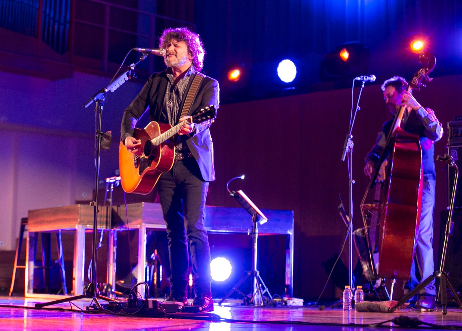 El artista madrileño cantó en el Falla las canciones basadas en los versos de García Montero.