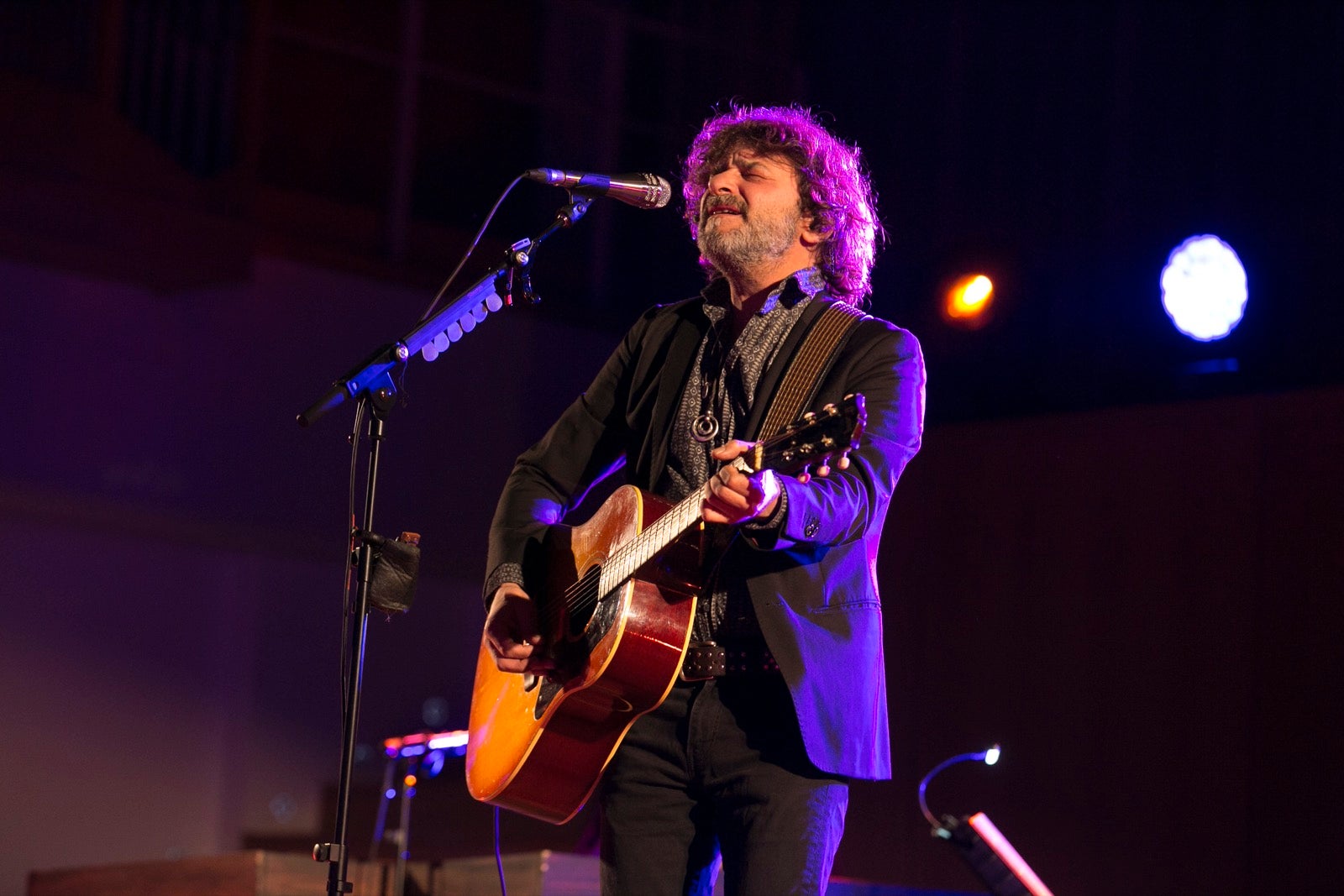 El artista madrileño cantó en el Falla las canciones basadas en los versos de García Montero.