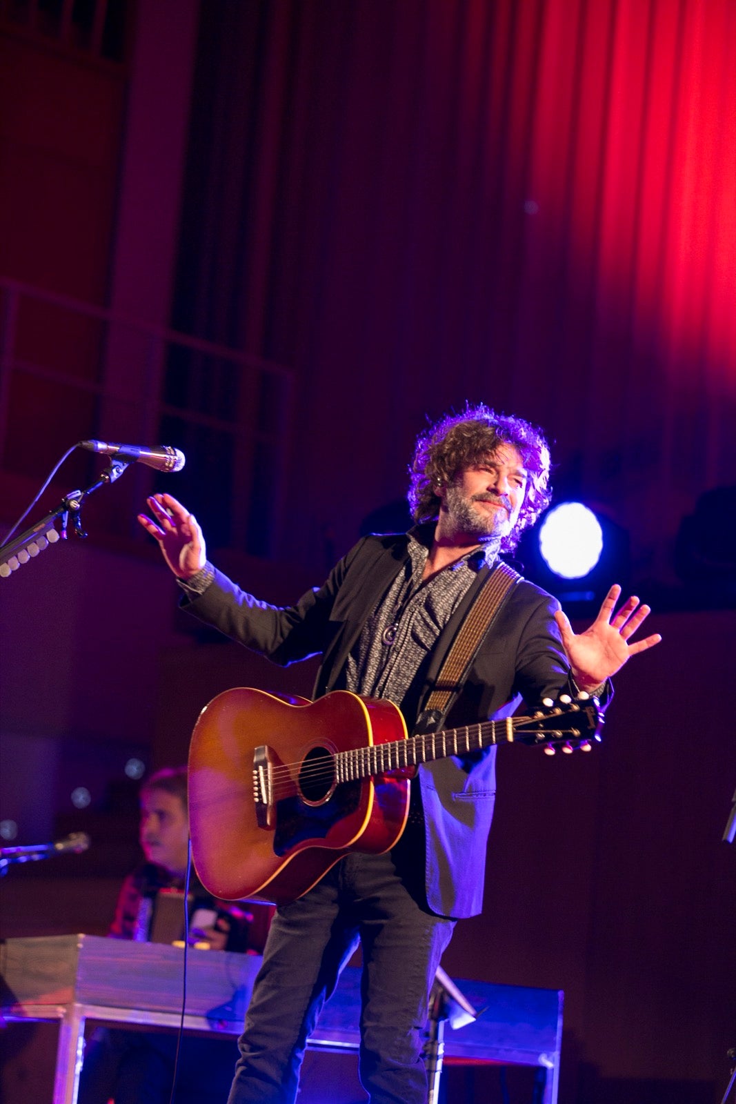 El artista madrileño cantó en el Falla las canciones basadas en los versos de García Montero.