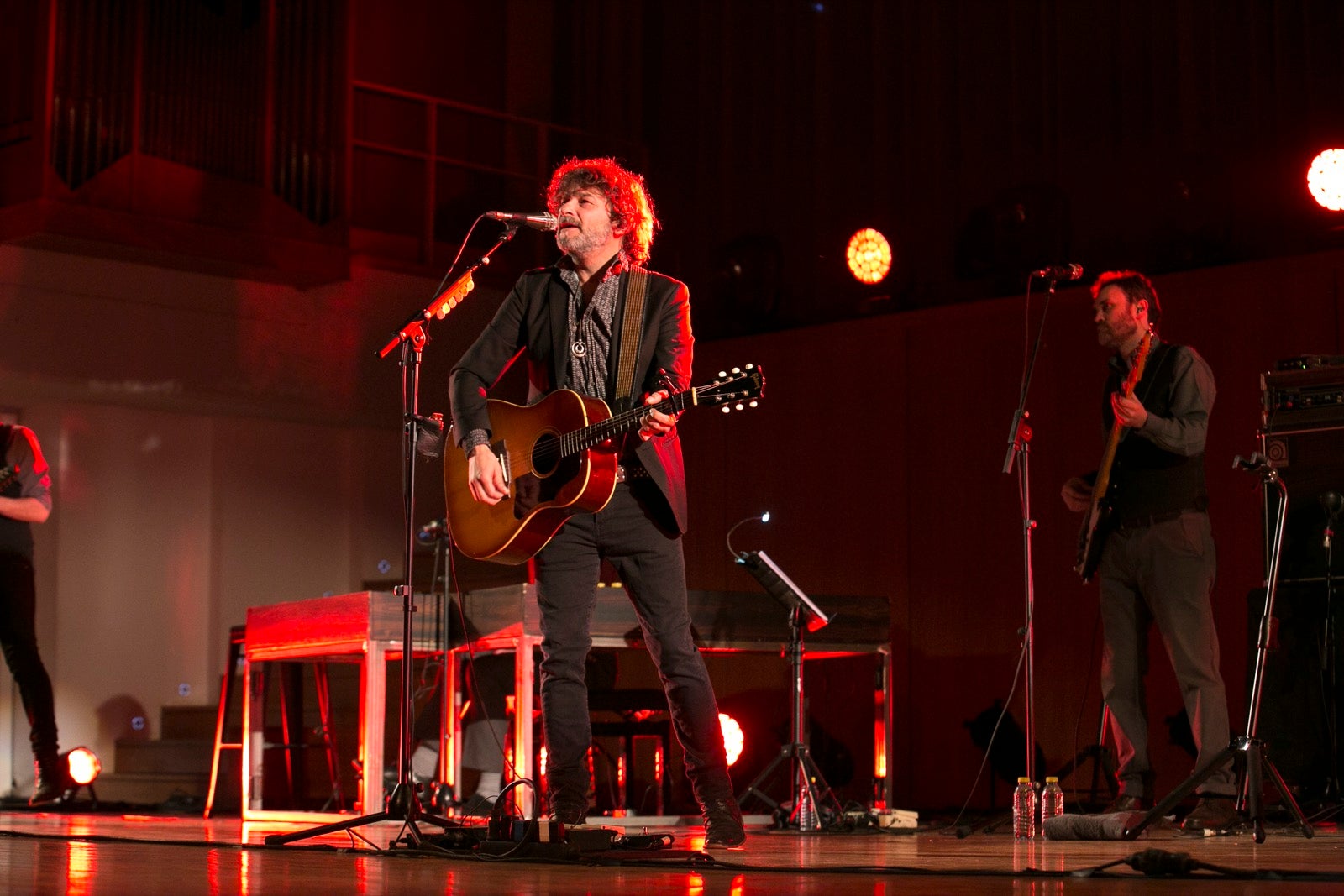 El artista madrileño cantó en el Falla las canciones basadas en los versos de García Montero.