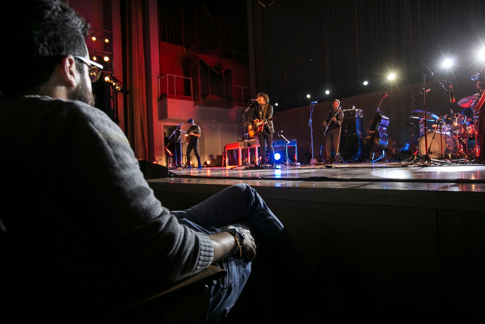 El artista madrileño cantó en el Falla las canciones basadas en los versos de García Montero.