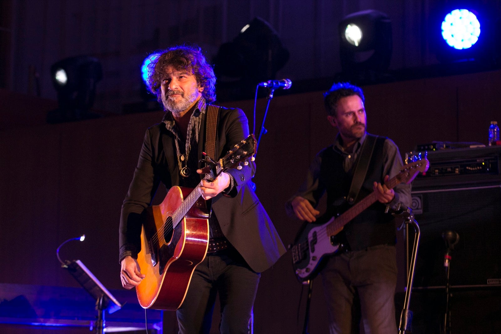 El artista madrileño cantó en el Falla las canciones basadas en los versos de García Montero.