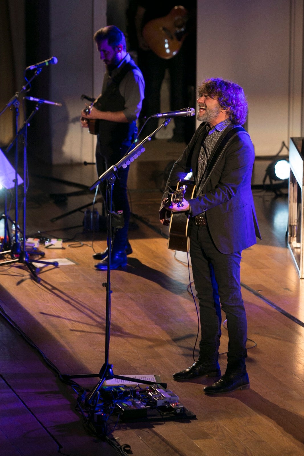 El artista madrileño cantó en el Falla las canciones basadas en los versos de García Montero.