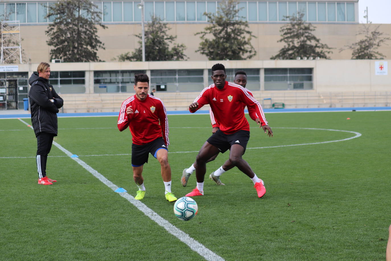 Guti charla con sus jugadores en el entrenamiento tras el mal partido frente al Racing