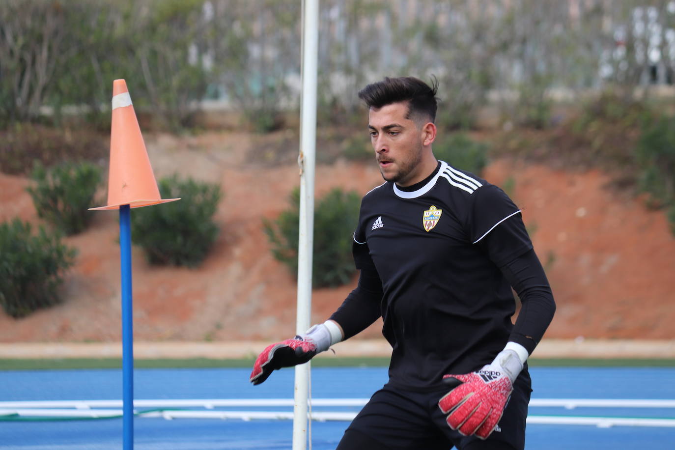 Guti charla con sus jugadores en el entrenamiento tras el mal partido frente al Racing