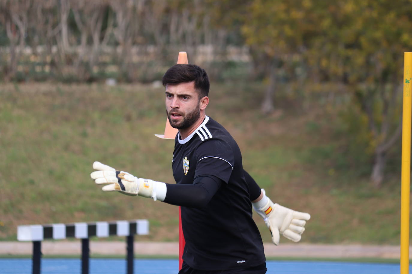 Guti charla con sus jugadores en el entrenamiento tras el mal partido frente al Racing