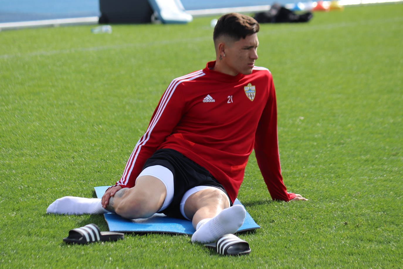 Guti charla con sus jugadores en el entrenamiento tras el mal partido frente al Racing